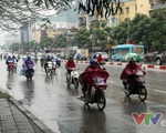 Không khí lạnh gây mưa rào tại Hà Nội, trời chuyển rét
