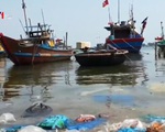 'Ma trận' rác thải bủa vây cảng cá ở Quảng Nam