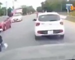 VIDEO: Xe máy vượt ẩu tông trúng bà lão đi bộ sang đường