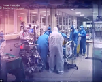 Phim tài liệu 'Ở nơi tuyến đầu': Nghẹt thở đến từng giây phút với cuộc chiến giành sự sống cho bệnh nhân mắc COVID-19