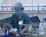 Bé sơ sinh bị bỏ rơi dưới hố ga bị nhiễm trùng máu nặng