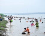 Bất chấp nguy hiểm, người dân Thủ đô chen nhau đi tắm ở sông Hồng