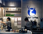 Thổi phòng doanh thu, sàn chứng khoán Mỹ hủy niêm yết 'kỳ lân' cà phê Trung Quốc