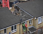 Cần cẩu đổ sập vào nhà dân  ở Anh, 5 người thương vong