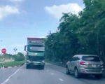 Xe container đi ngược chiều suýt gây tai nạn