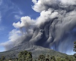 Núi lửa Sinabung phun trào, giới chức Indonesia ra cảnh báo