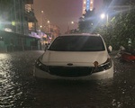 Đường phố TP.HCM ngập nặng, biến thành sông sau cơn mưa lớn tối 6/8