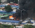 Xe khách bốc cháy dữ dội trong Bến xe Miền Đông