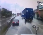 Dừng giữa đường khi trời mưa, xe 4 chỗ suýt bị xe container tông trúng