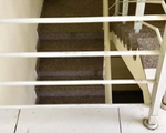 Lọt lan can cầu thang, bé trai 20 tháng tuổi rơi từ tầng 3 chung cư