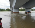 Nam thanh niên để lại xe máy trên cầu rồi nhảy xuống sông Sài Gòn mất tích