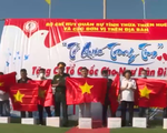 Bộ chỉ huy quân sự tỉnh Thừa Thiên - Huế tặng cờ tổ quốc cho ngư dân