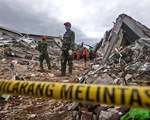 Indonesia chạy đua với thời gian để cứu hộ người bị mắc kẹt trong đống đổ nát sau động đất