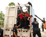 Phát hiện 130 người di cư trong thùng xe tải tại Mexico