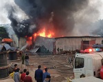 Cháy lớn tại kho hàng sát chợ Xanh Linh Đàm