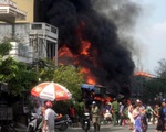 Cháy lớn thiêu rụi 4 căn nhà, 1 người tử vong