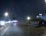 VIDEO: Hú hồn cảnh khung sắt rơi từ thùng xe tải xuống đường