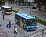 Ngày đầu vận tải hành khách hoạt động trở lại tại Hà Nội: Vẫn vắng vẻ, đìu hiu