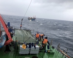 Nghệ An: Kịp thời cứu hộ tàu cá gặp nạn trên biển cùng 16 thuyền viên