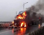 Xe container chở sữa bất ngờ bốc cháy trên cầu