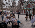 Tuần nghỉ làm ở nhà tại Nga: Đường phố vẫn đông đúc, người dân hối hả đi du lịch nước ngoài