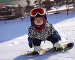 Bé gái 11 tháng tuổi trượt tuyết gây sốt mạng xã hội