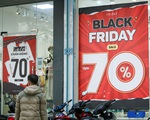 Giảm giá “sập sàn” ngày Black Friday, phố mua sắm vẫn vắng khách