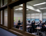 Hàn Quốc mở trung tâm cách ly cho học sinh mắc COVID-19 tham gia thi đại học
