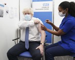 Thủ tướng Anh Boris Johnson tiêm mũi vaccine COVID-19 tăng cường