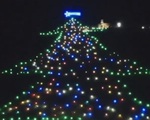 Thắp sáng cây thông Noel lớn nhất thế giới