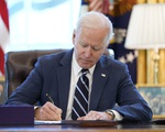 Tổng thống Mỹ ký ban hành luật cứu trợ COVID-19 trị giá 1.900 tỉ USD