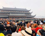 Hàng nghìn người đổ về chùa Tam Chúc, chen lấn hỗn loạn