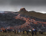 Người dân Iceland đổ xô đi xem núi lửa phun trào sau gần 800 năm