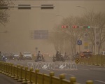 Trung Quốc tiếp tục ban bố cảnh báo vàng về bão cát