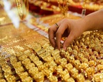 Vì sao giá vàng trong nước bỏ xa giá vàng thế giới?