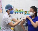Ngày Quốc tế Phụ nữ 8/3: Các nữ nhân viên y tế được ưu tiêm tiêm chủng vaccine COVID-19 trước