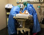 Bệnh nhân COVID-19 tăng cao, Ấn Độ trong tình trạng quá tải bệnh viện, thiếu bình oxy
