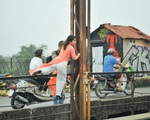 Vượt rào, chụp ảnh trên đường ray cầu Long Biên: Đổi nguy hiểm thật để lấy tấm hình 'sống ảo' liệu có đáng?