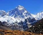 Đỉnh Everest đón các nhà leo núi nước ngoài sau 1 năm đóng cửa