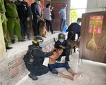 Cảnh sát phá cửa bắt kẻ ngáo đá đốt nhà mẹ ruột ở Tiền Giang
