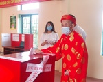 Cử tri 98 tuổi mặc áo dài đỏ đi bầu cử tại xã đang giãn cách xã hội Kim Sơn, Hà Nội
