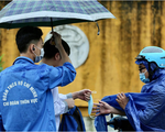 Sĩ tử Hà Nội đội mưa đến điểm thi trong ngày đầu kỳ thi vào lớp 10