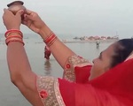 Nhiều người Ấn Độ lại đổ về sông Hằng thực hiện nghi lễ tắm rửa