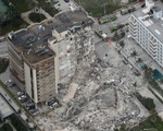 Phát hiện âm thanh từ trong đống đổ nát của chung cư bị sập gần Miami (Mỹ)