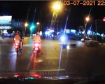 Coi thường luật, tài xế ô tô vượt đèn đỏ gây tai nạn cho người khác