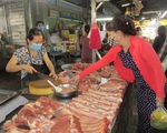 Giá lợn hơi giảm, người tiêu dùng vẫn phải mua thịt giá cao