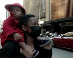 Video mẹ thả con gái nhỏ từ tầng cao trong đám cháy do bạo động ở Nam Phi