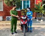 Công an quận Nam Từ Liêm tặng xe máy cho nữ công nhân môi trường bị cướp trong đêm