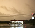 Bão Nicholas mang theo mưa lớn đổ bộ vào vùng ven biển Texas, Louisiana