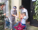 Bộ đội làm lồng đèn trao trẻ em nghèo ở TP Hồ Chí Minh dịp Trung thu